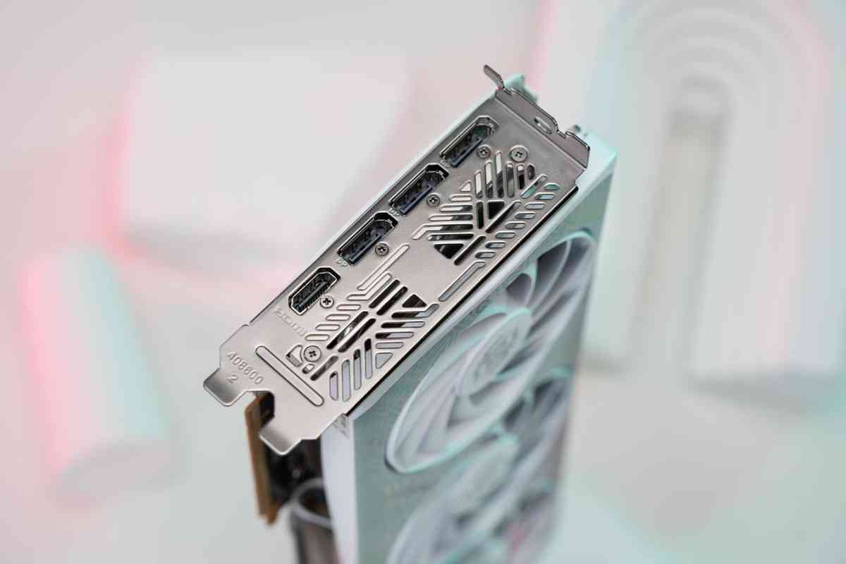 索泰RTX 5060 XGAMING OC显卡全面评测:颜值与性能的双重盛宴 索泰RTX 5060 XGAMING OC显卡全面评测:颜值与性能的双重盛宴