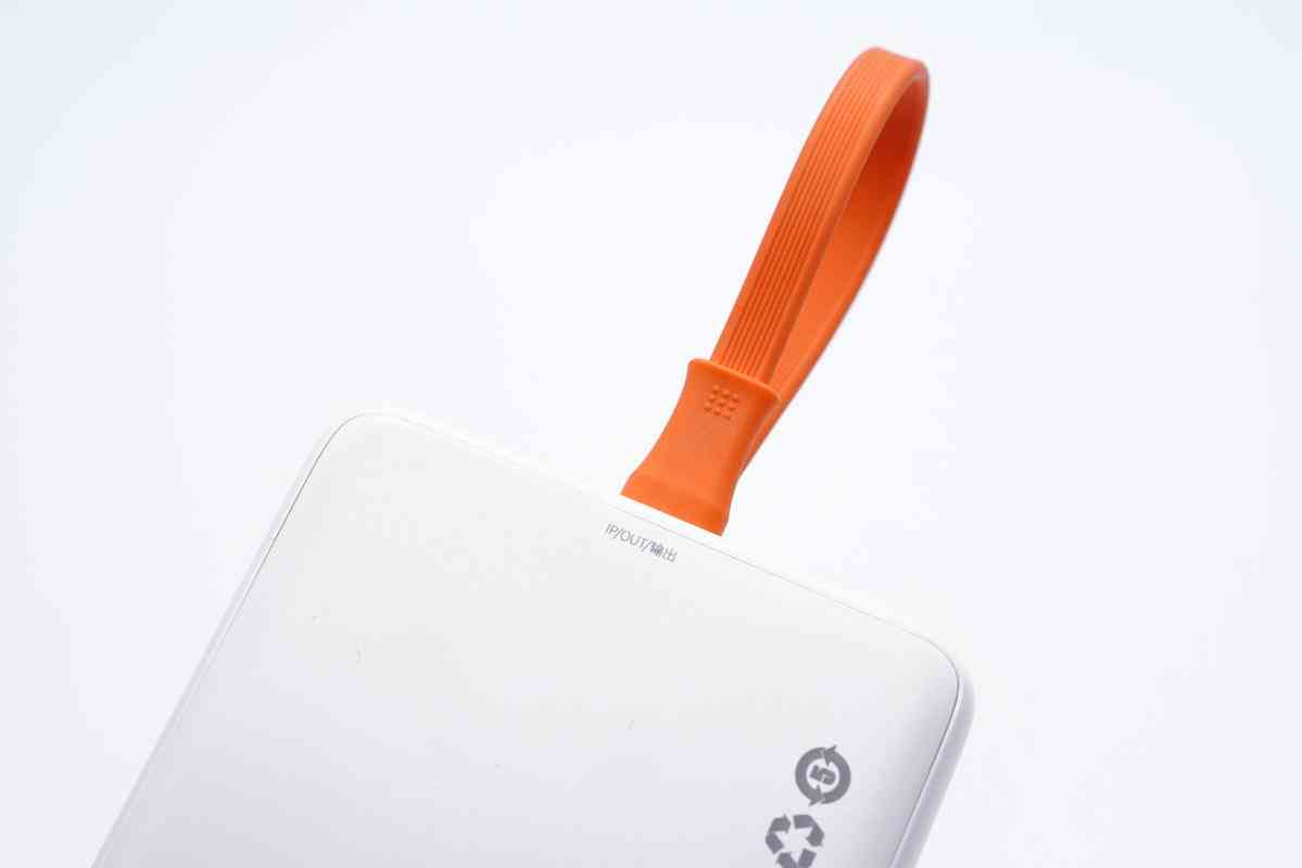 倍思充电宝深度评测：挂绳快充线一体设计，20W快充性能解析