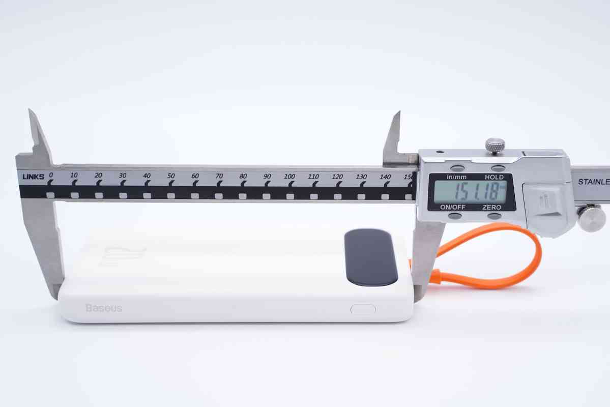 倍思充电宝深度评测：挂绳快充线一体设计，20W快充性能解析