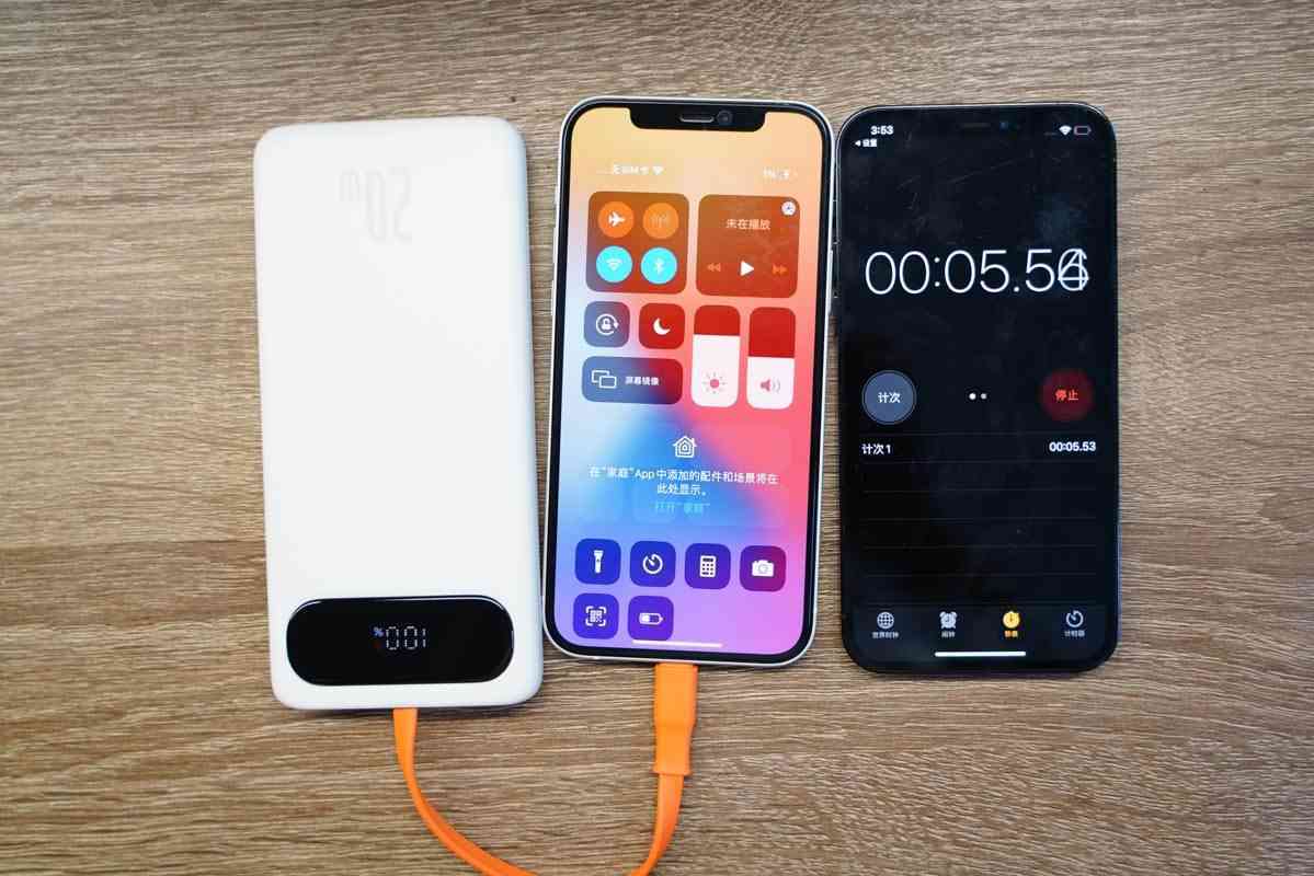 倍思充电宝深度评测：挂绳快充线一体设计，20W快充性能解析