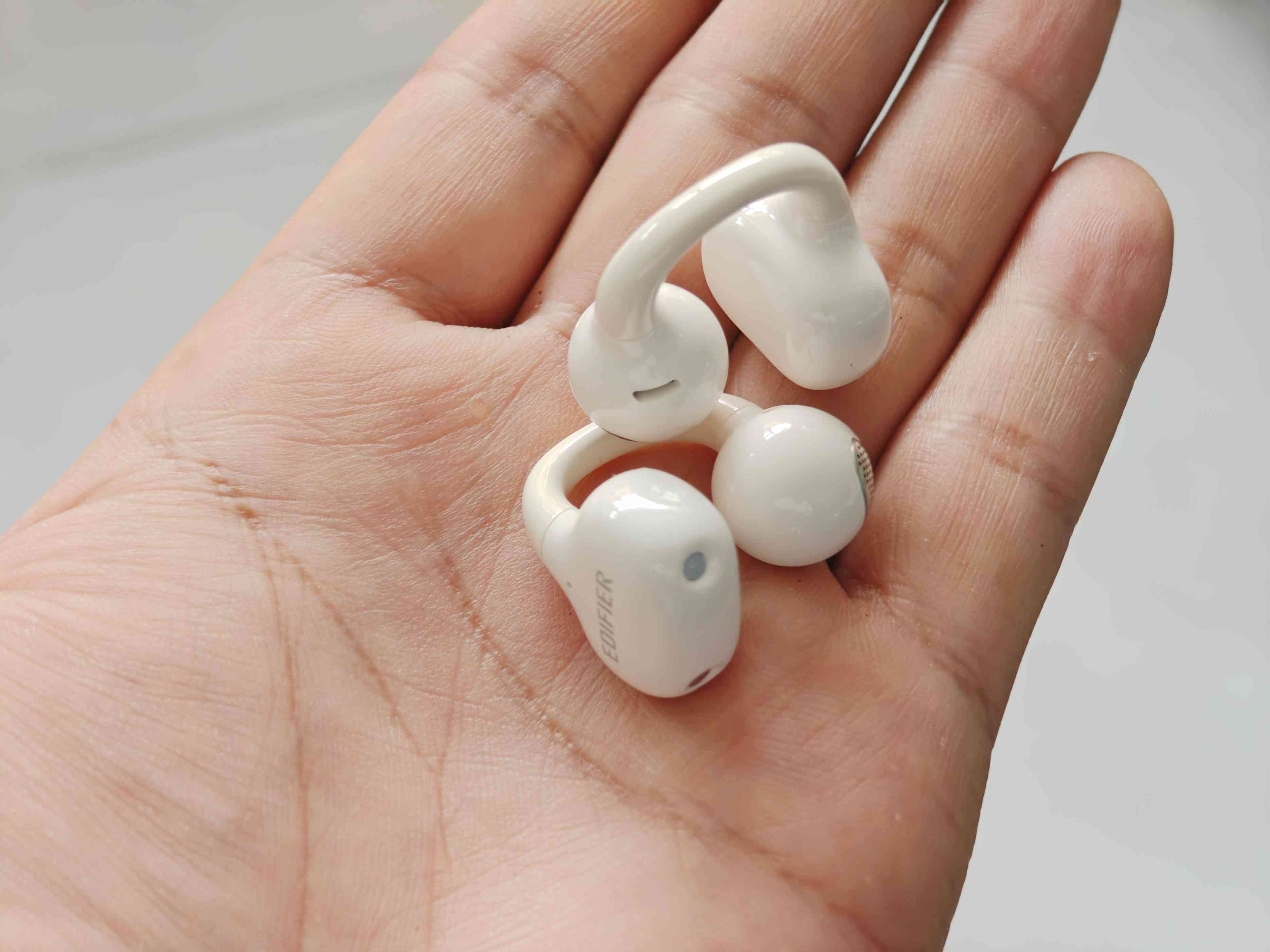 漫步者FitClip Ultra耳夹式蓝牙耳机深度评测：无感佩戴与旗舰音质的完美融合