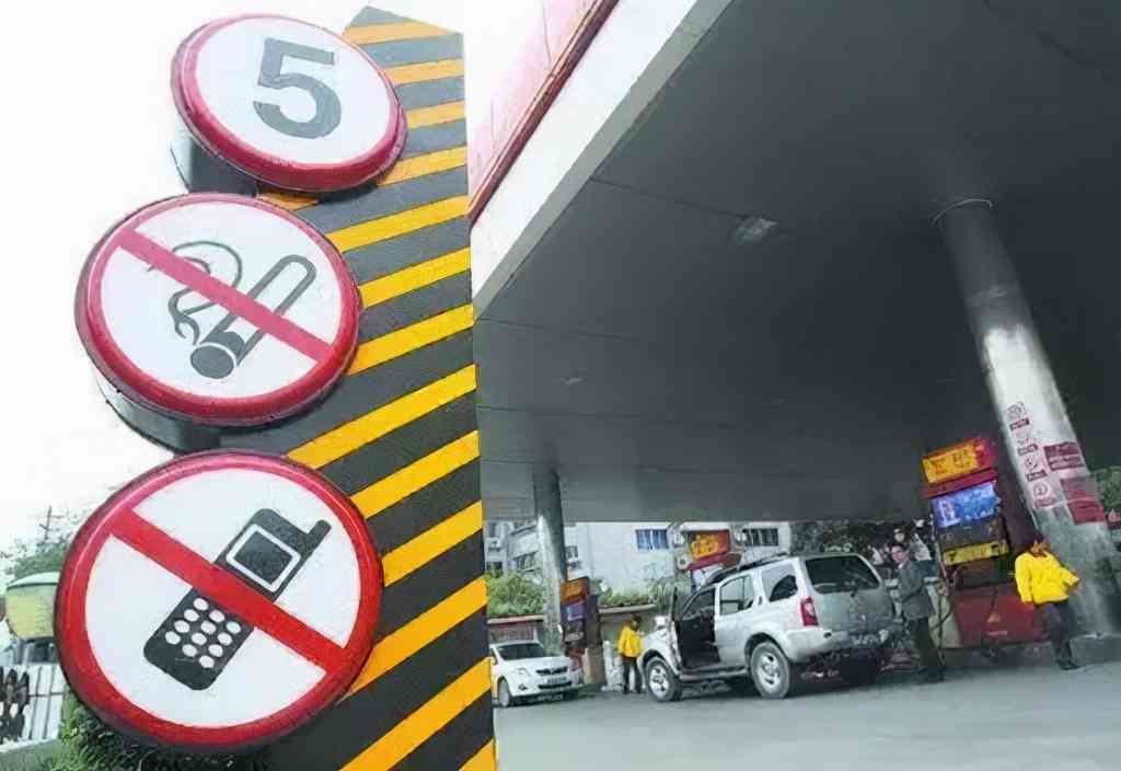 加油站打电话会怎么样 加油站内打电话会引发爆炸吗？这背后的真相是什么？