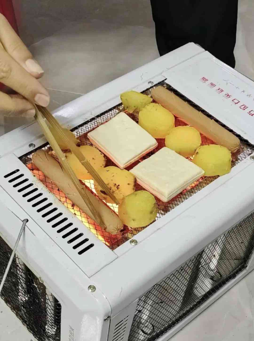 电烤炉安全使用全面解析:温暖美食下的隐蔽风险 电烤炉安全使用全面解析:温暖美食下的隐蔽风险